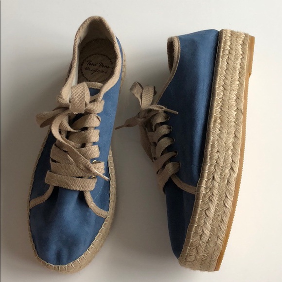 NWOT/ women’s blue stylish wedge sneaker - Picture 3 of 6